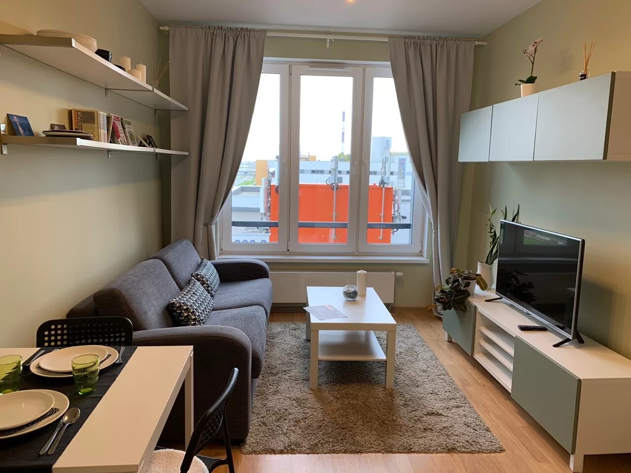 Апартаменты мини 1+1 планировка. Кровать под потолком. Квартира студия пенал. Fateeva design маленькая квартира для студента. Квартира для студента интерьер.