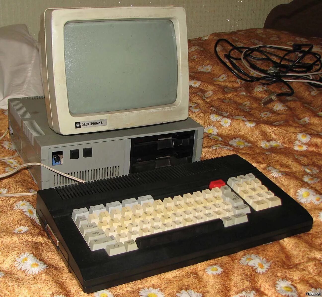 Как назывались первые компьютеры в ссср. Бейсик Корвет компьютер. КУВТ Корвет. Компьютер «электроника МС 1504». Корвет ПК 8020.