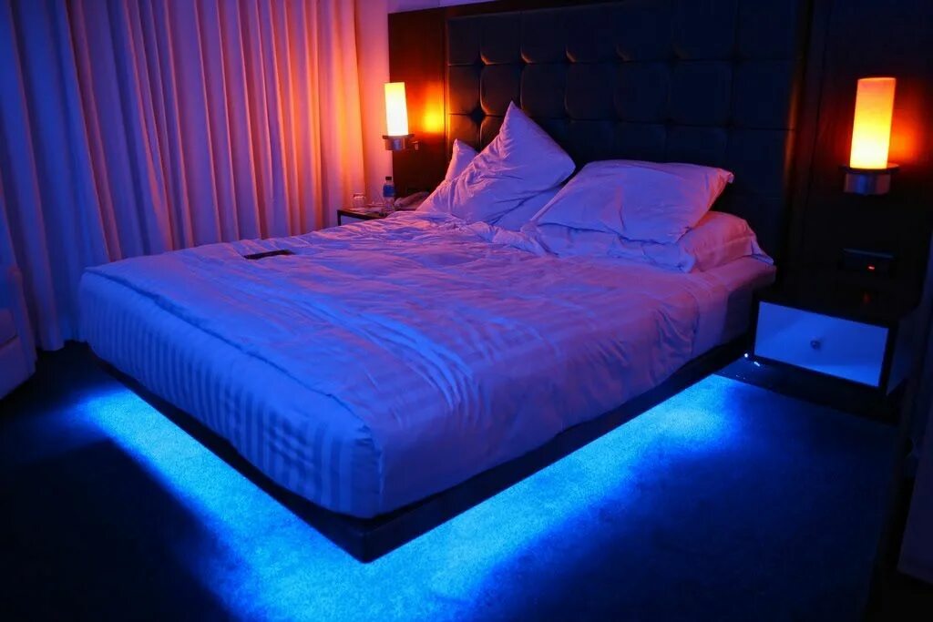 Купить подсветку на авито. Кровать с подсветкой. Кровать с неоновой подсветкой. Светодиодная подсветка кровати. Светодиодная лента под кроватью.