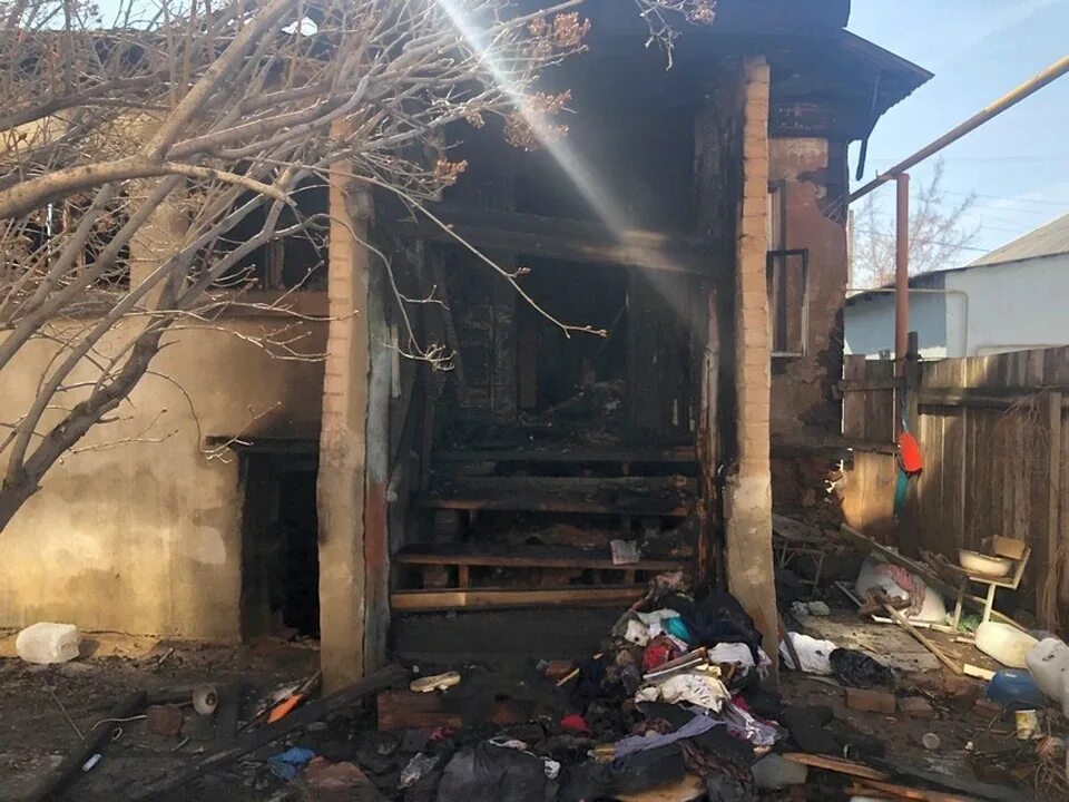 Поджог дом 2. Дом после пожара. в оренбурге сгорел дом. квартира после пожара.