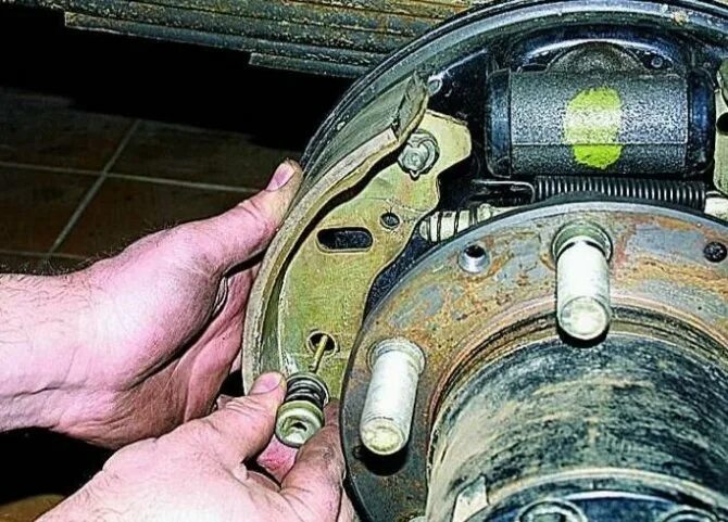 Как поменять задние колодки на газели Как поменять задние колодки на газели