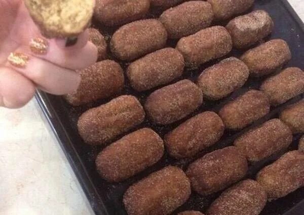 Сладкая картошка пирожное. Пирожное картошка из бисквита в домашних. Пирожные картошка из печенья со сгущенкой. Шоколадная картошка. Шоколадная картошка.