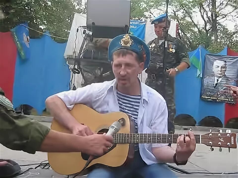 За что мы пьем под гитару. Чистый звон бокалов аккорды для гитары. За что мы пьём армейские песни под гитару. За что мы пьём за что мы пьём. Белая берёза на гитаре.