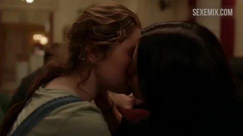 Emma Kenney kiss scene in Shameless.