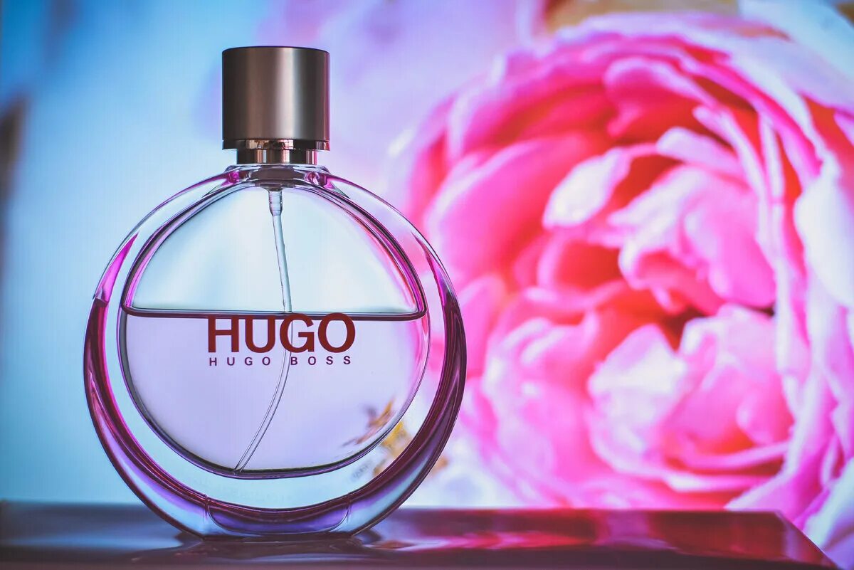 Хьюго босс розовые. Hugo Boss. Туалетная вода женская Хьюго босс розовая. Женский аромат Хьюго босс экстрим. Boss woman Hugo Boss реклама.