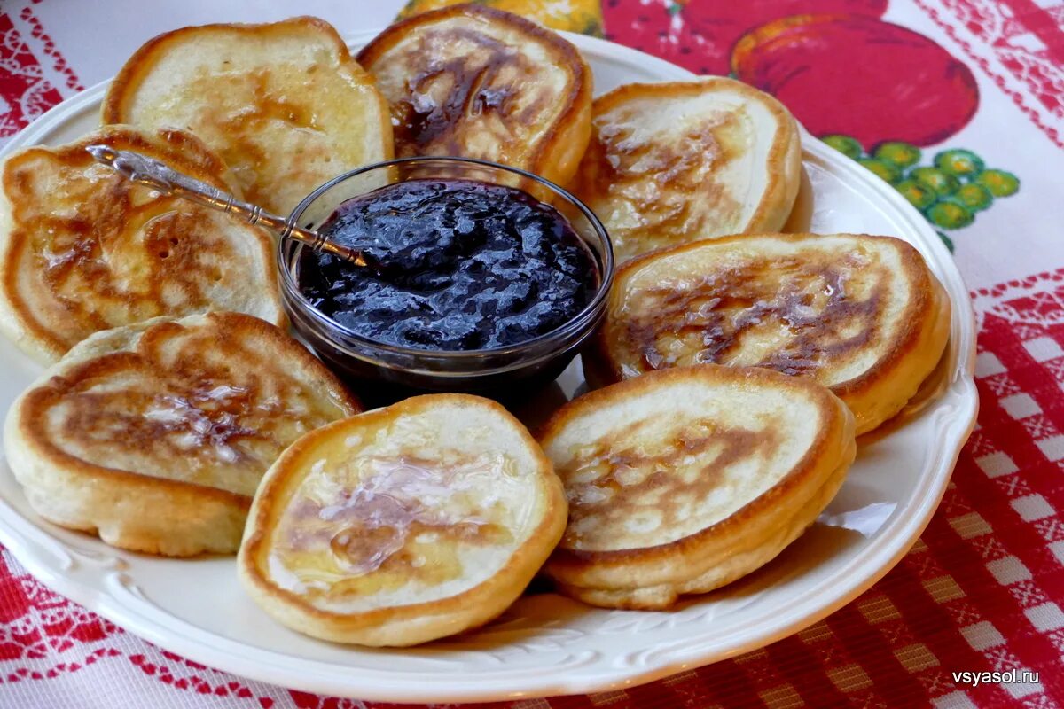 Оладушки на кефире со сметаной. Оладушки на кефире. Татарская кухня коймак. Оладьи национальное блюдо. Оладьи коймак.