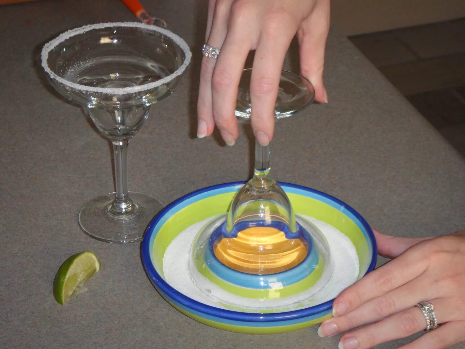 Фужер из пластиковой бутылки. Маленький бокал. Как сделать рюмку. Украсить бокалы. Геометрический опыт.