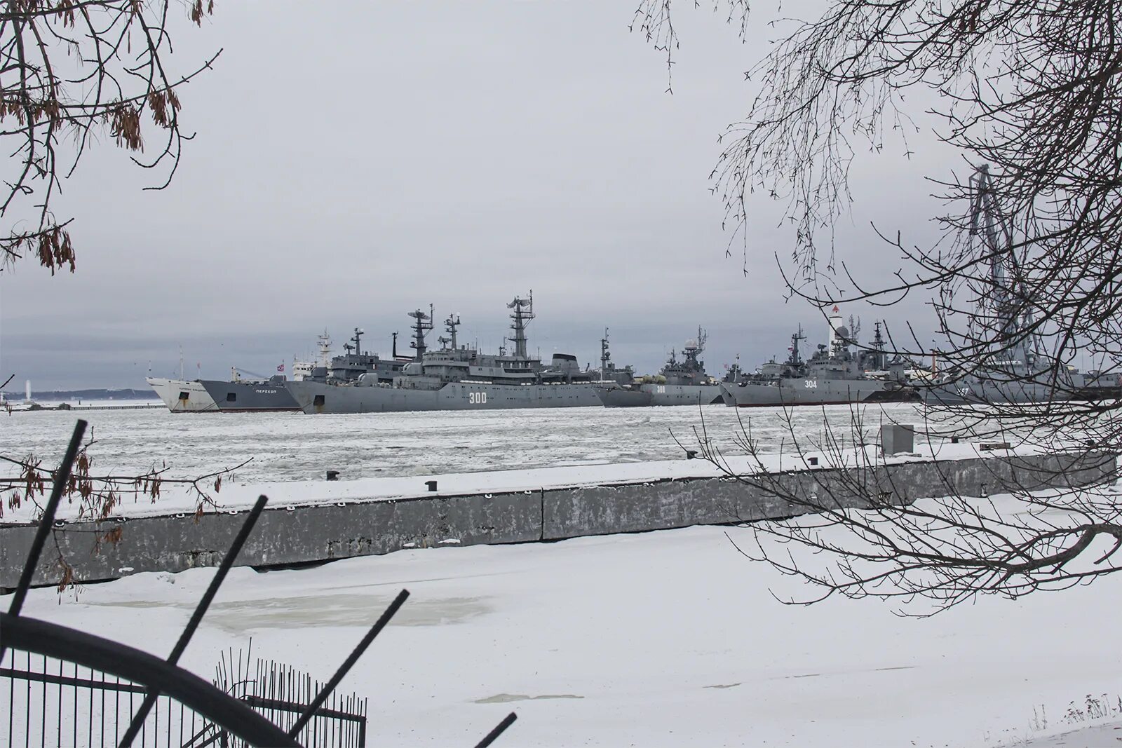 Кронштадт зима. Кронштадт зимой. Порт Кронштадт зимой. Парк Фортов в Кронштадте зимой.