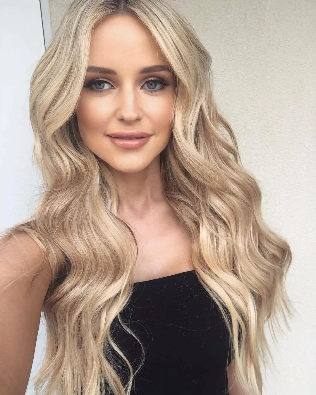 Blonde 2018. Пшеничный блонд велла. Блондинка цвет. Блонд цвет волос. Блондинка цвет волос.