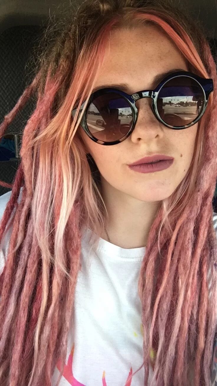 Зиверт дреды. Розовые дреды у девушки. Де дреды розовые. Розовые дреды. Де дреды розовые.