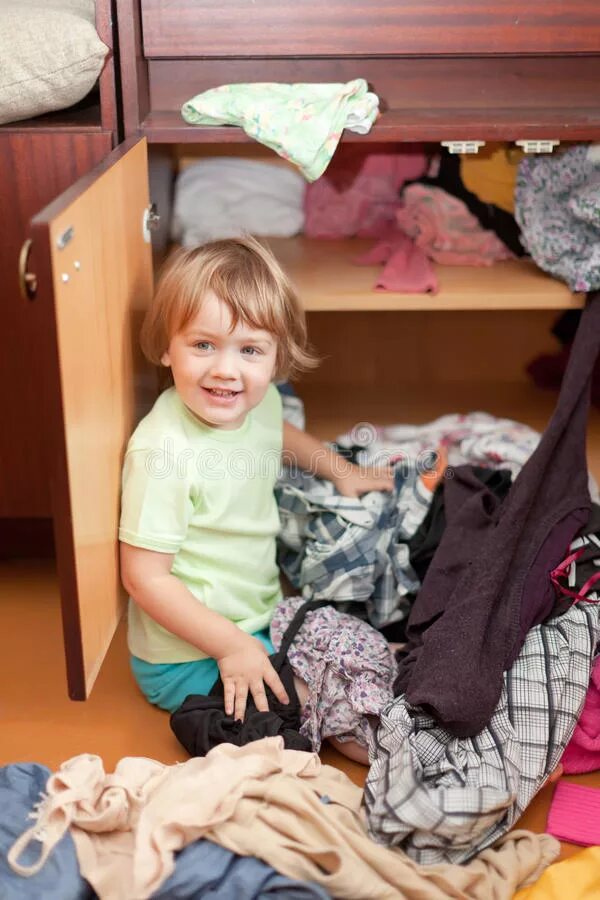 Девочка была в шкафу. Шкаф для одежды. Девка в шкафу. Ребенок складывает одежду. Девушка прячется в шкафу.