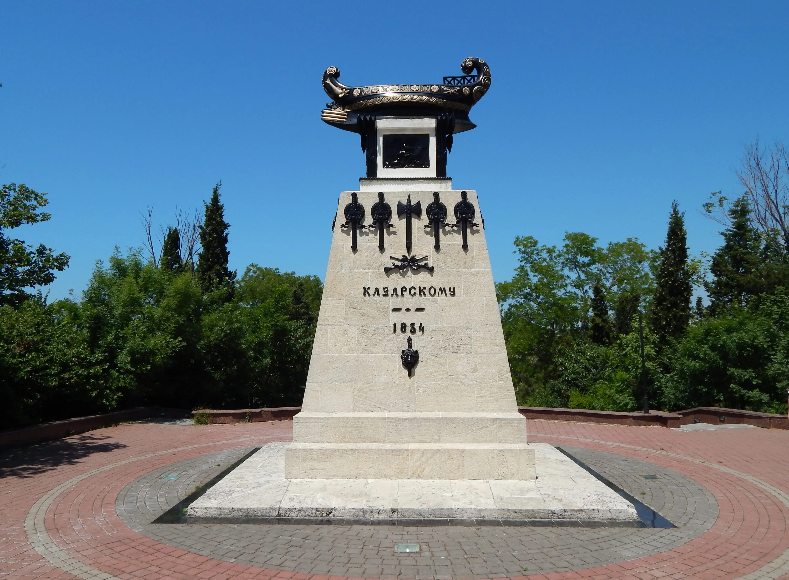 Памятный знак в конце матросского бульвара. Казарский Севастополь. Памятник Казарскому Севастополь аллея. Памятник Казарскому оборона Севастополя. Памятник капитану-лейтенанту Казарскому в Севастополе.