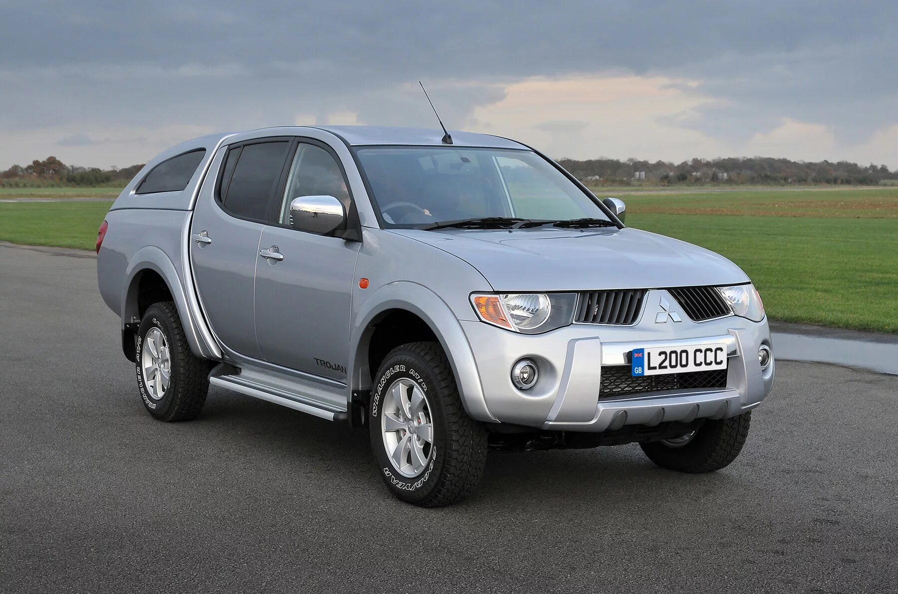 Мицубиси с пробегом в московской области. Мицубиси л200. Mitsubishi l200. Митсубиси л200 2009. L 200 Mitsubishi l200.