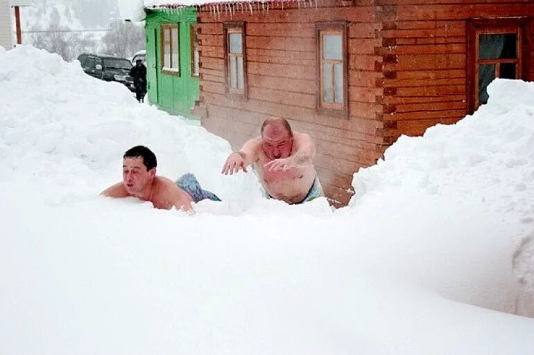 после бани в снег. в прорубь после бани. купаются в бане. купание зимой в проруби. в прорубь после бани.