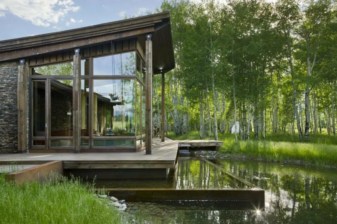 Дом с панорамными окнами в лесу у озера. Дом с видом на озеро. Домик в лесу у озера. Домик на воде.