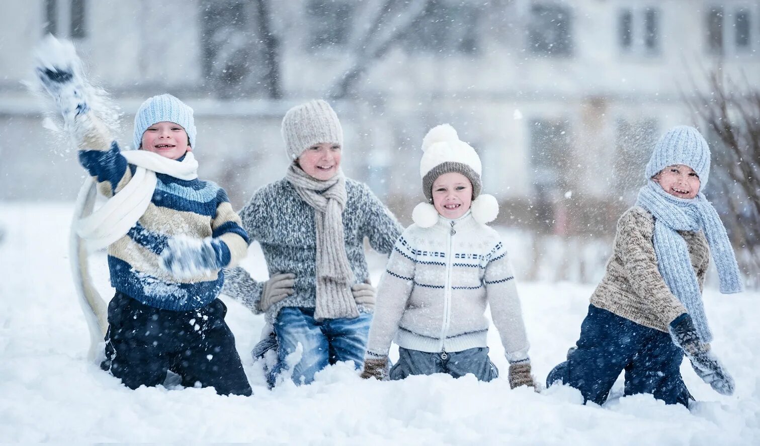 Зимой дети любят. Дети зимой. Дети зима улица. Дети играют в снежки. Зимние забавы.