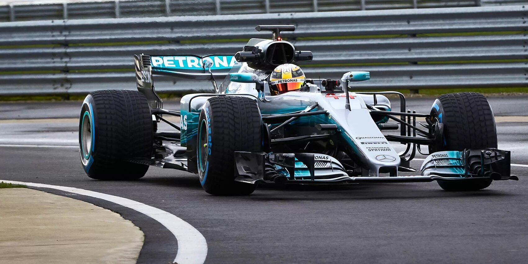 1 2017 года. Mercedes f1 w08. Mercedes-AMG f1 w08. Mercedes AMG Petronas f1. Mercedes f1 2017.