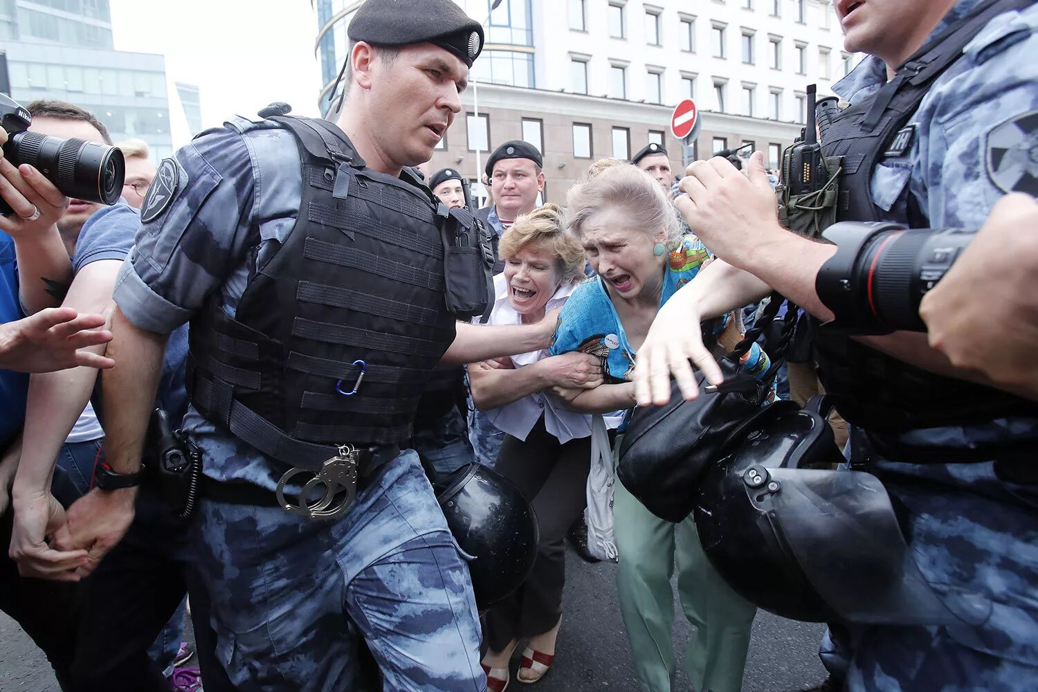 Произвол и беззаконие. Зелимхан Бициев. Задержание на митинге в Москве. Полицейские на митинге в Москве.