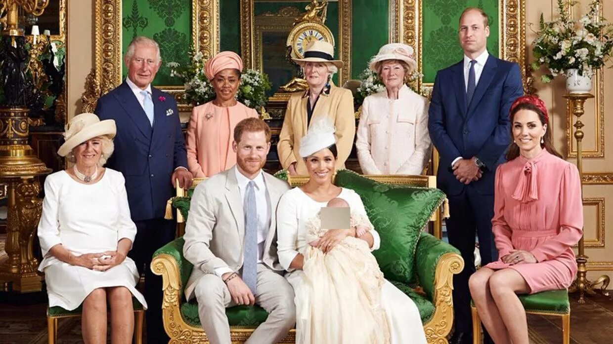 Королевская семья британии 2021 году. Королевская семья елизаветы 2. The royal family "королевская семья". Семейство королевы великобритании елизаветы 2. Британская монархия.