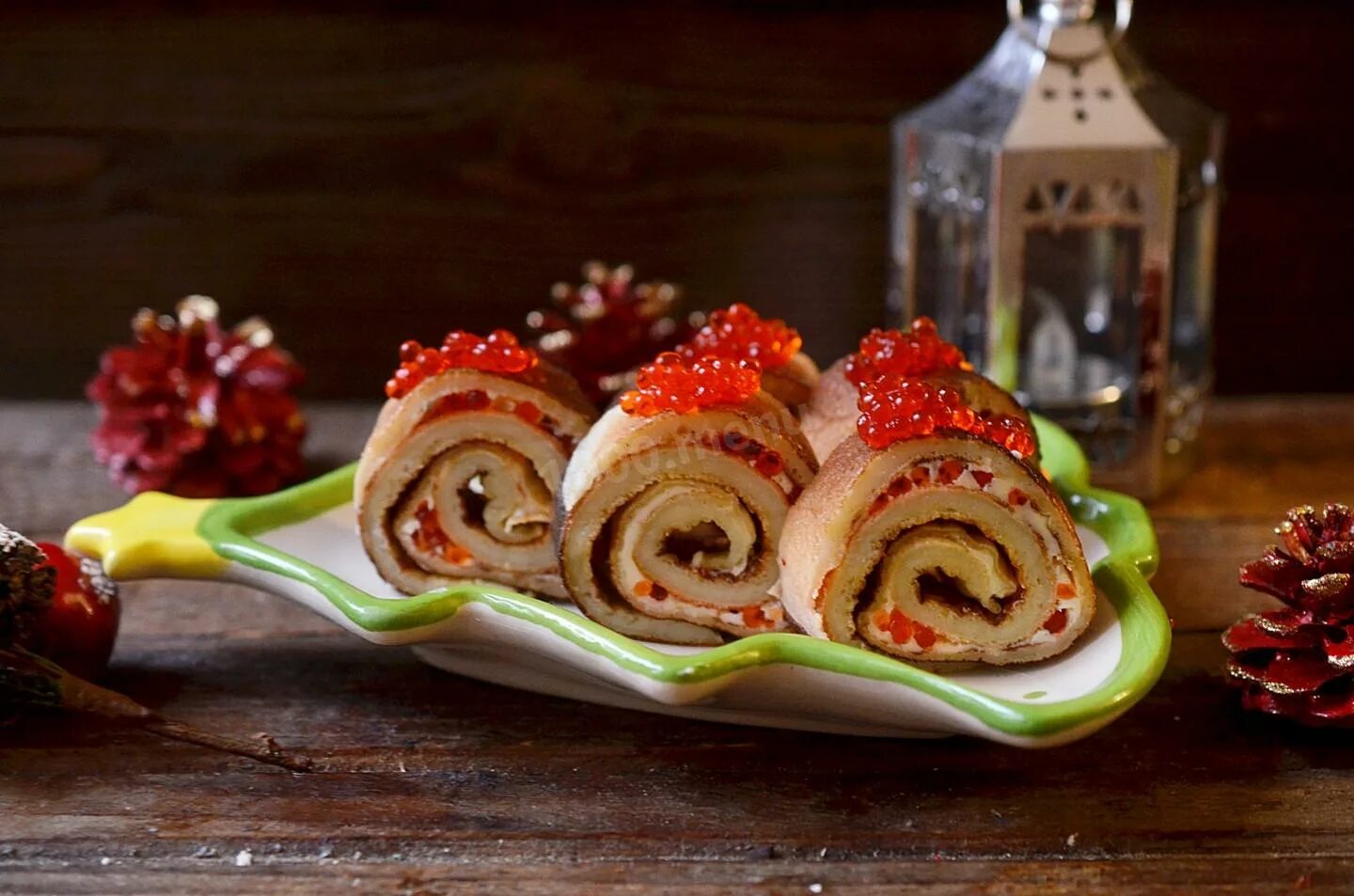 закуска из крабовых палочек монастырская изба. блинные рулетики с икрой. новогодние рулеты закуски. рулетики с творожным сыром. рулет закусочный.