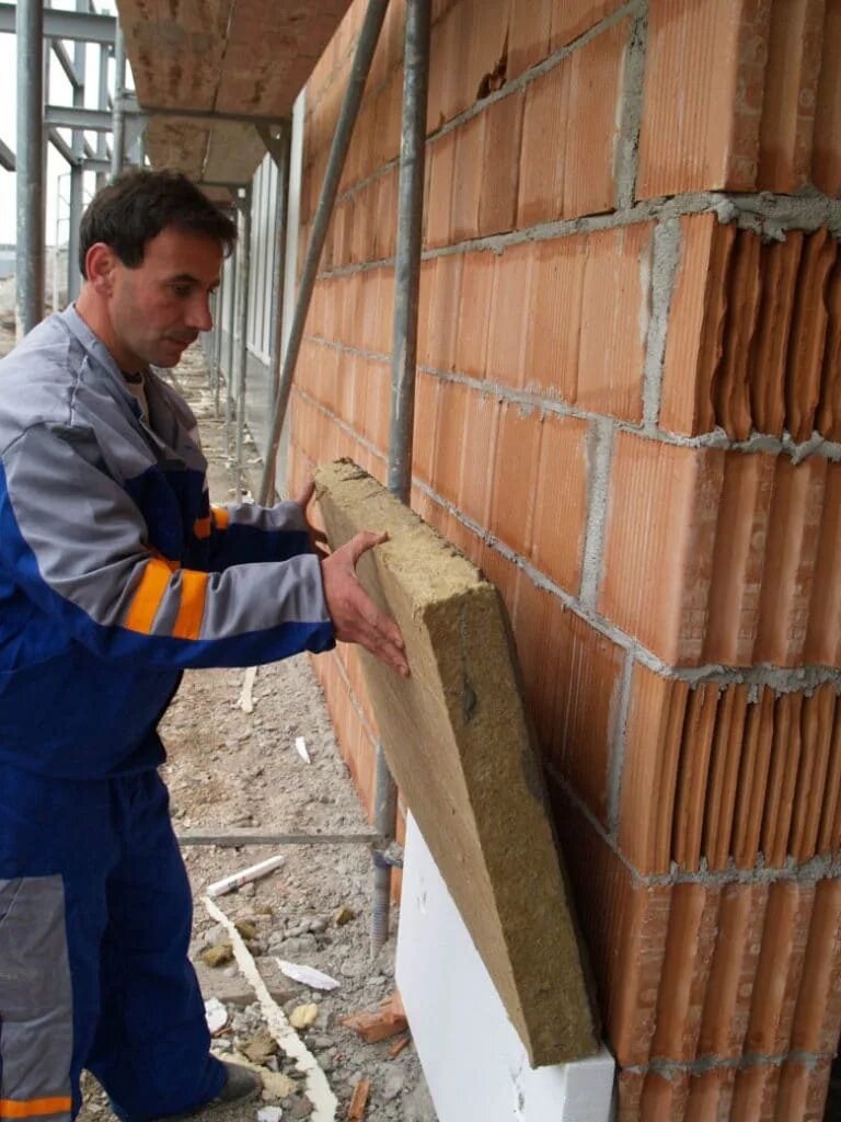 Теплоизоляция из каменной ваты. Утеплители для наружных стен. Стена кирпич с утеплителем. Теплоизоляция для стен снаружи. Чем утеплить кирпич.