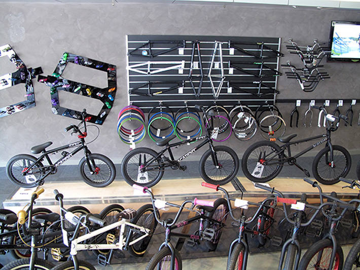 Авито запчасти на велосипед. Детали для велосипеда BMX. Запчасти на спортивный велосипед. Рынок велосипедов. Велосипеды на базаре.