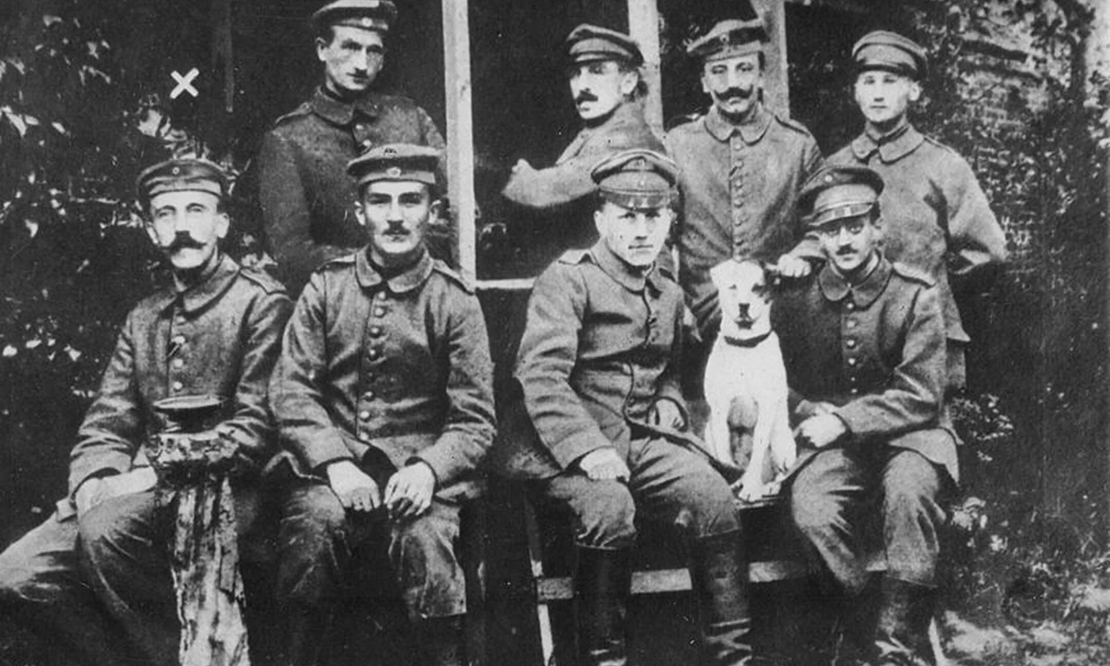 Мрачное обаяние адольфа. Адольф гитлер 1914. ефрейтор адольф гитлер. мрачное обаяние адольфа гитлера. гитлер ослеп.