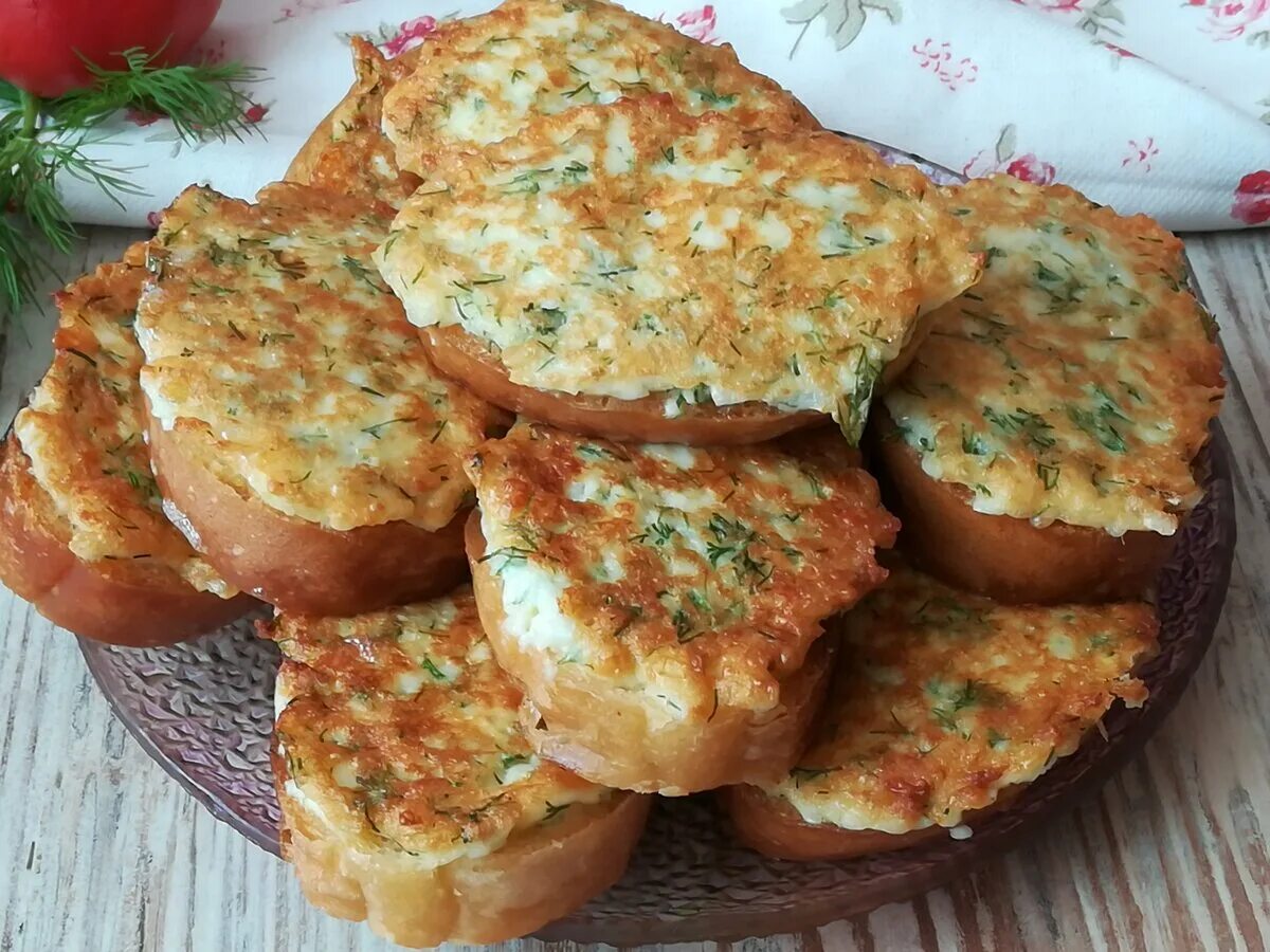 Горячие бутерброды с сыром чесноком. Горячие бутерброды. Бутерброд с плавленным сыром. Горячие бутерброды с плавленным сыром. Бутерброд с плавленным сыром и колбасой.