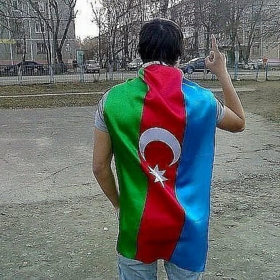 Крутые азербайджанцы. Азербайджанцы флаг. Человек с азербайджанским флагом. Парень с флагом Азербайджана.