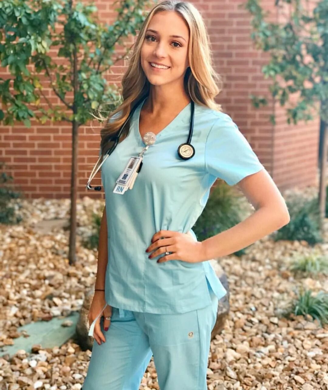 Симпатичные медсестры. Девушка в медицинской форме. Красивая девушка в мед форме. Красивые медсестры медицинская форма. Девушка медик.