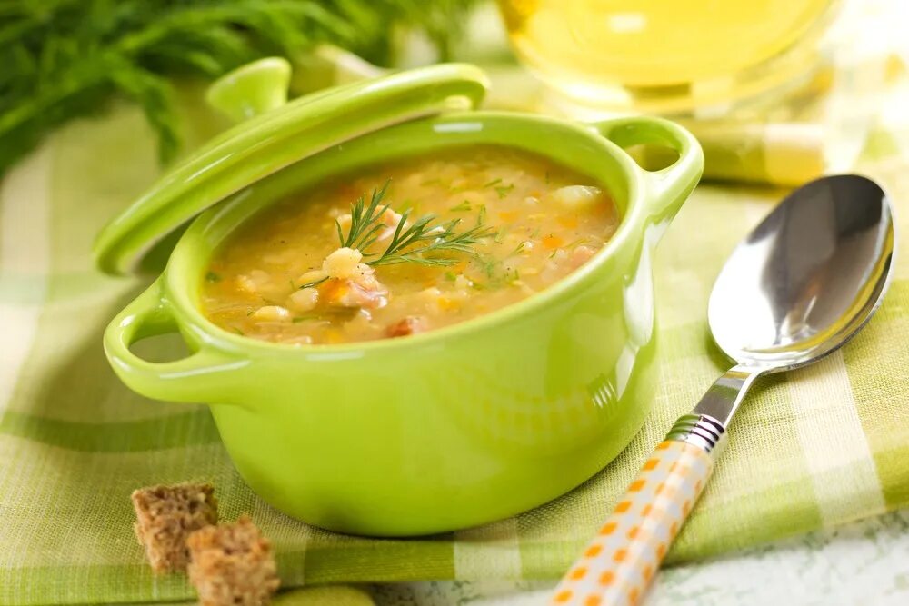 Первый вкусный. Гороховый суп постный. Гороховый суп вегетарианский. Первые блюда для детей. Гороховый суп для детей.