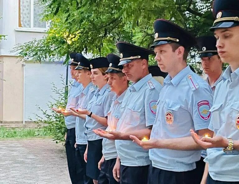 Напротив полиции. Откройте милиция. мвд крым. сотрудникам полиции откройте. штат сотрудников полиции п советский крым.