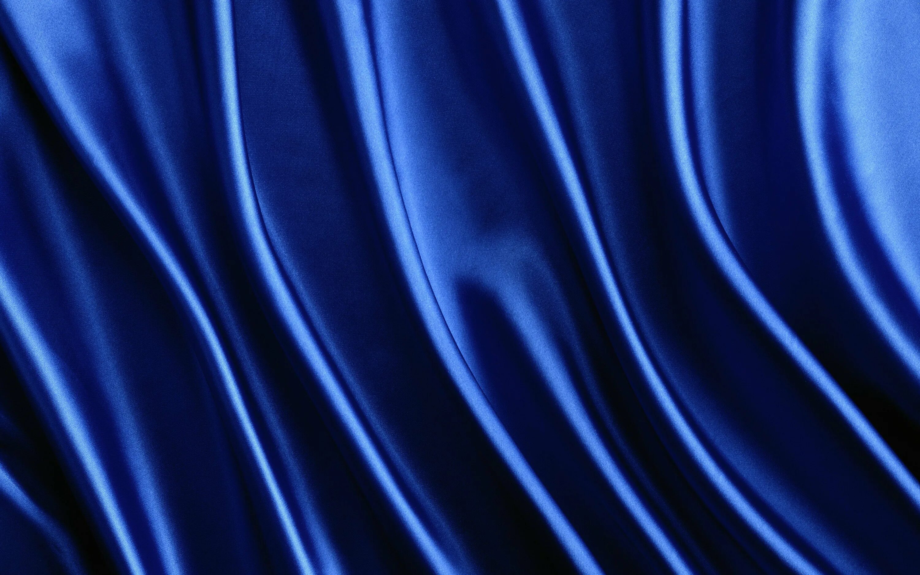 Темно синяя ткань. Синяя атласная ткань. Синий шелк ткань. Ткань складки. Материя складка