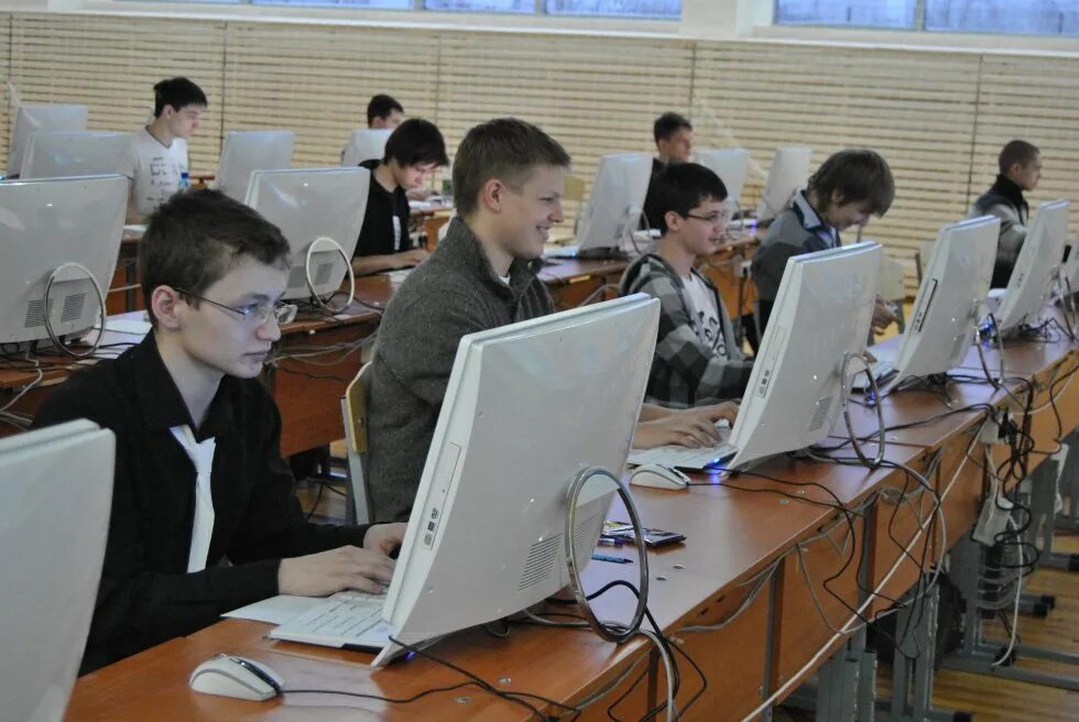 Олимпиады курсы информатика. Школьники на информатике. школьники на олимпиаде по информатике. олимпиады по информатике для школьников.