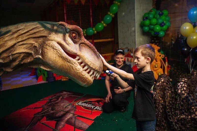 Динозавр шоу отзывы. Дино шоу. Аниматор динозавр Москва. Шоу динозавр. Праздник динозавров.