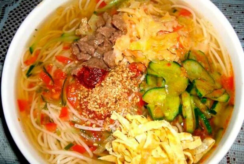 Кукси по-корейски. Корейская лапша кукси. Корейская лапша кукси. Кукси по-корейски. Корейский суп кукси.