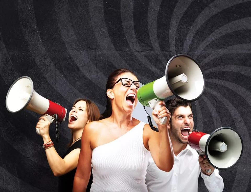 реклама по телевизору. реклама креатив. креативная реклама смартфонов. реклама на тв. кричит в громкоговоритель.