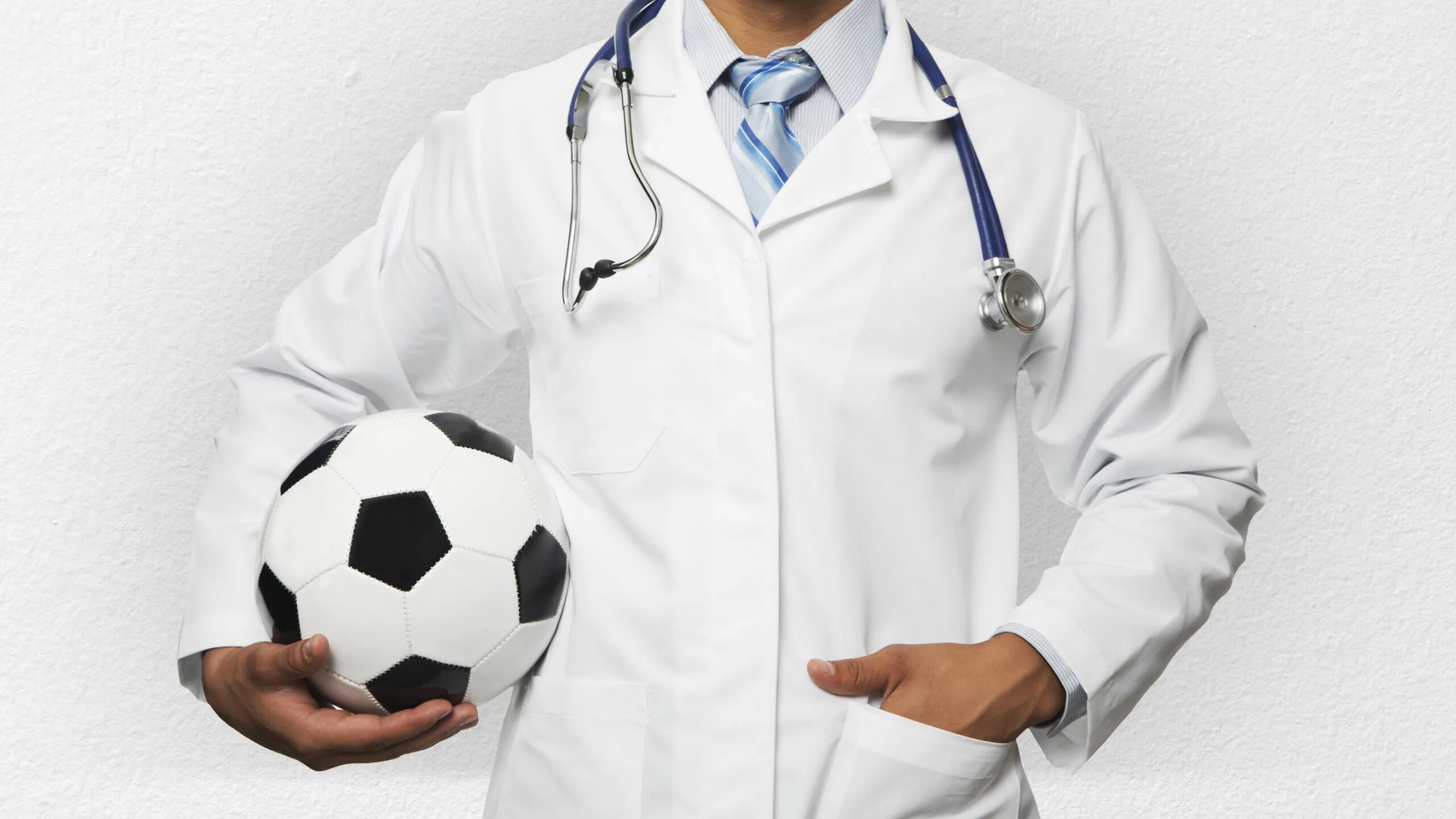 Прием спортивные врачи. Врач с футбольным мячом. Спорт и медицина. Спортивный врач. Спортивный медик.
