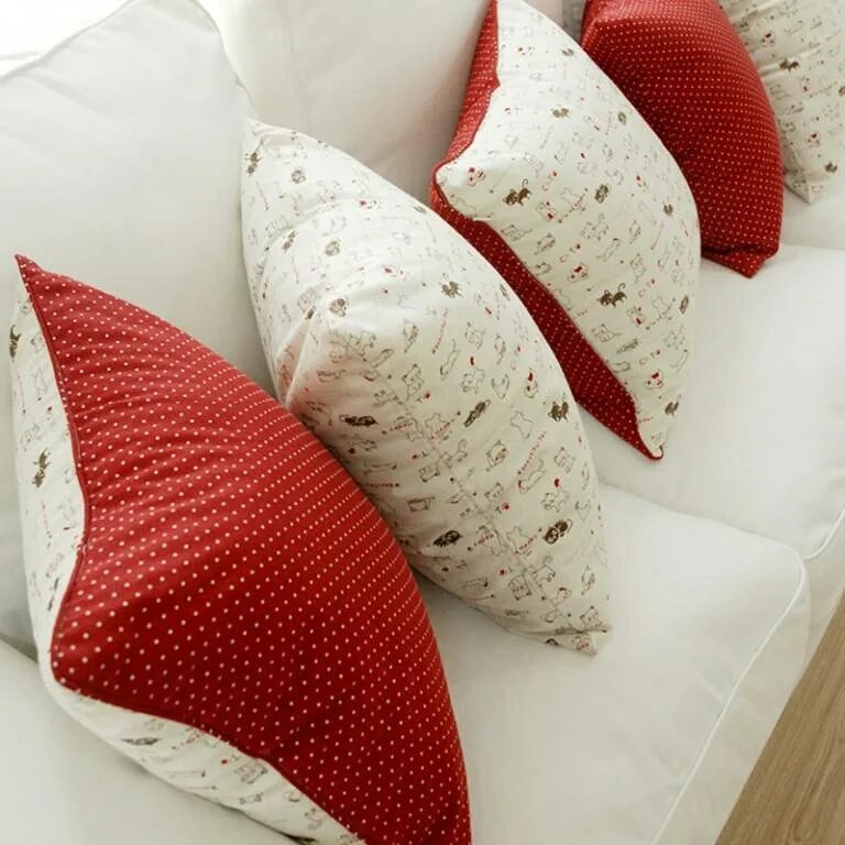 Подушки на диван фото. Мебельные подушки. Декоративные подушки двухцветные. Диван двухцветный с подушками. Необычные подушки на диван.