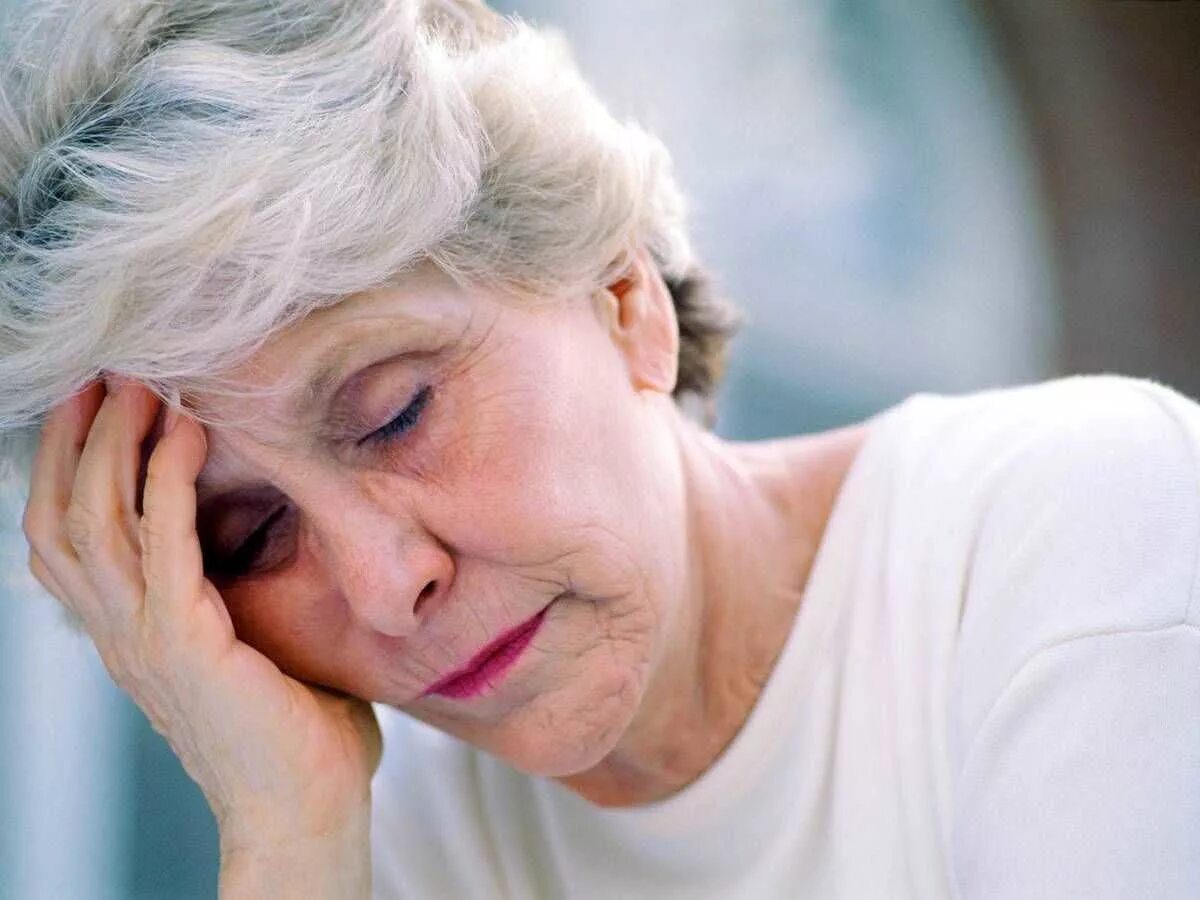 Пожилая женщина. Пожилая женщина картинки. Женщина в возрасте со спины. Добрая пожилая женщина. Вошла пожилая женщина.