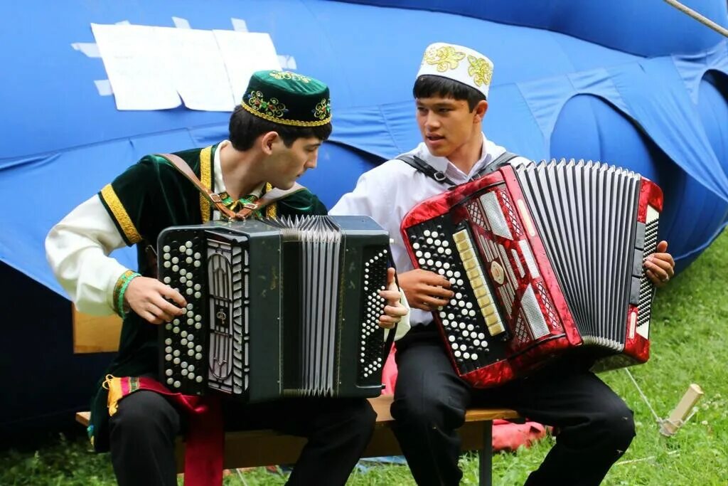 Tatar песни. Гармонь Башкирский музыкальный инструмент. Народные татарские гармонь тальянка. Татарские музыканты. Татарский гармонист.