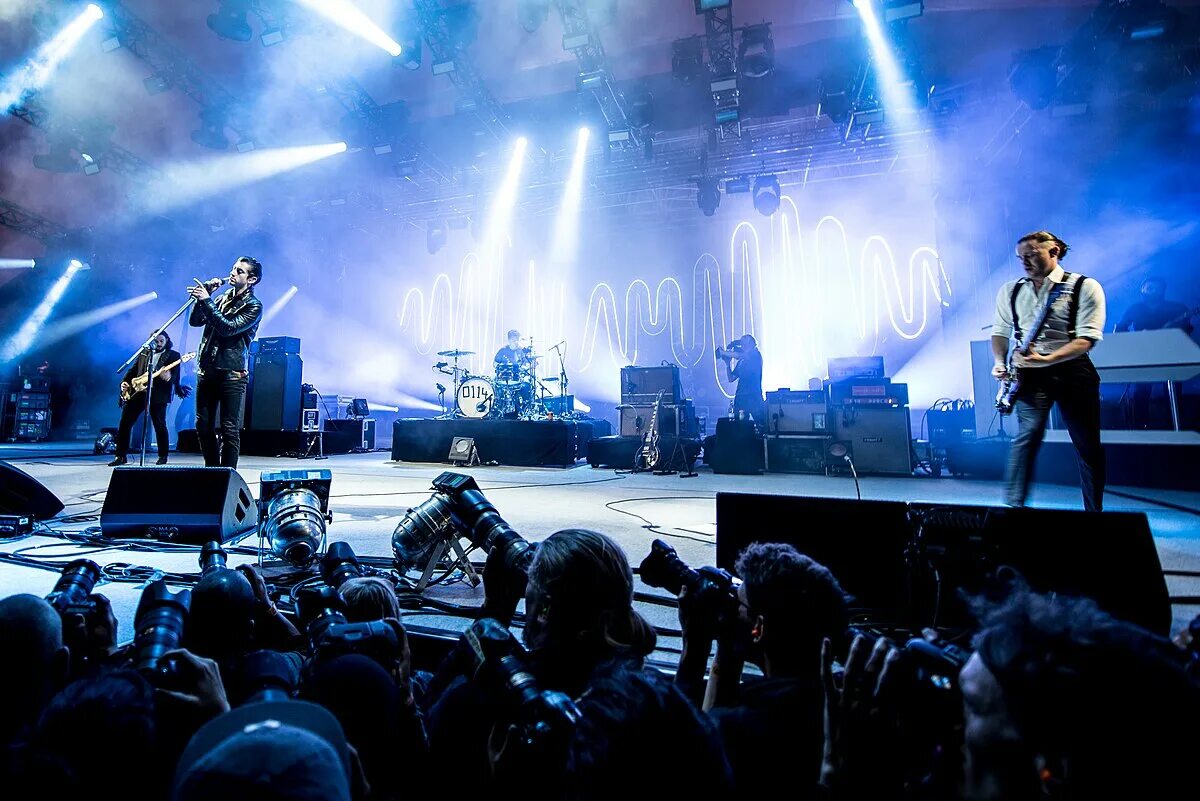 Arctic monkeys live. Arctic monkeys 2025. arctic monkeys on stage 2018. арктик монкейс фото. арктик манкис фото с премий.