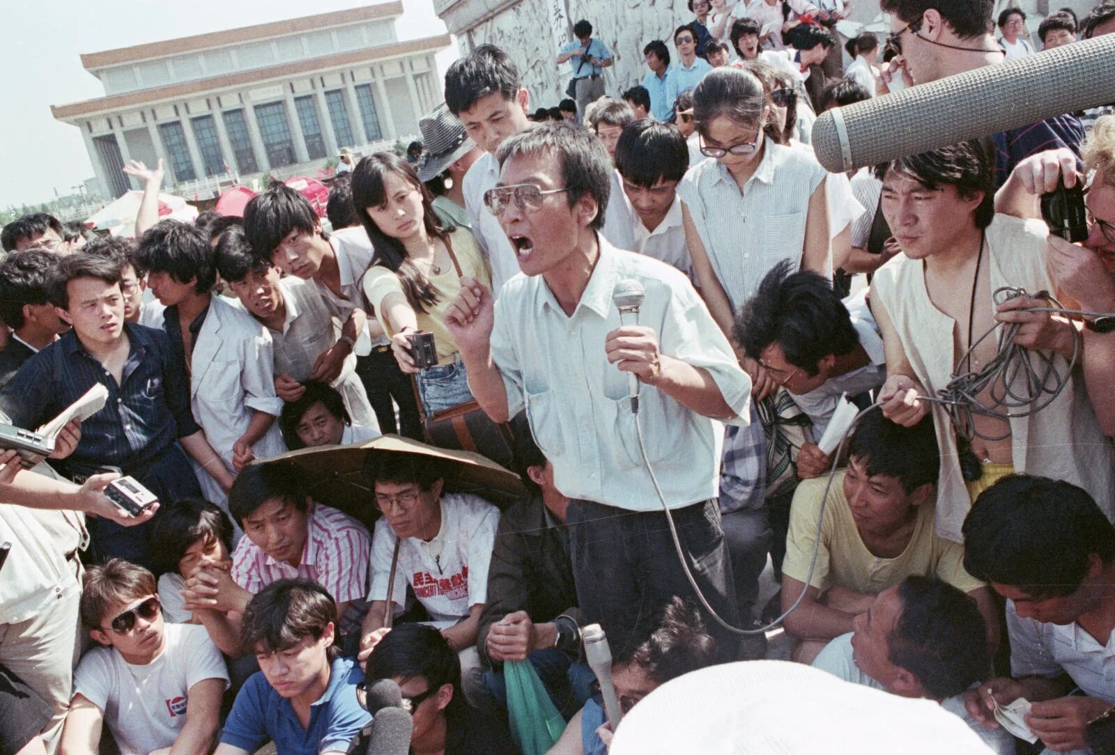 События на площади тяньаньмэнь. Площадь тяньаньмэнь 1989. тяньаньмэнь 1989 подавление. площадь тянь ань мынь 1989.