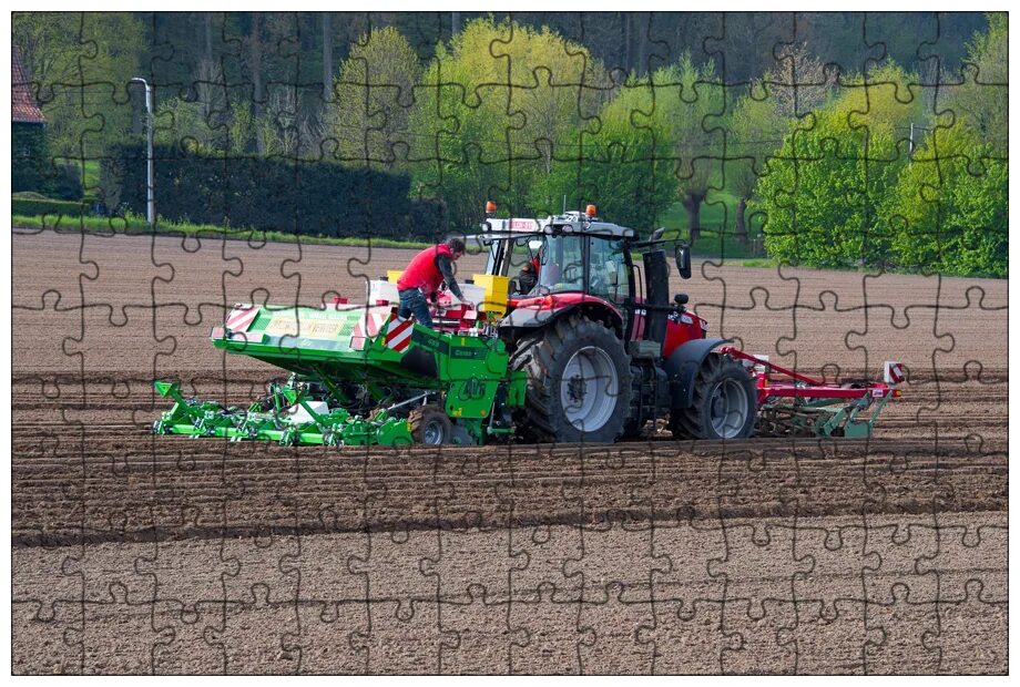 Зерноуборочный комбайн в поле claas. Комбайн agco. Деревенский транспорт на полях. Сельскохозяйственная машина та. Комбайн нью холланд 6.