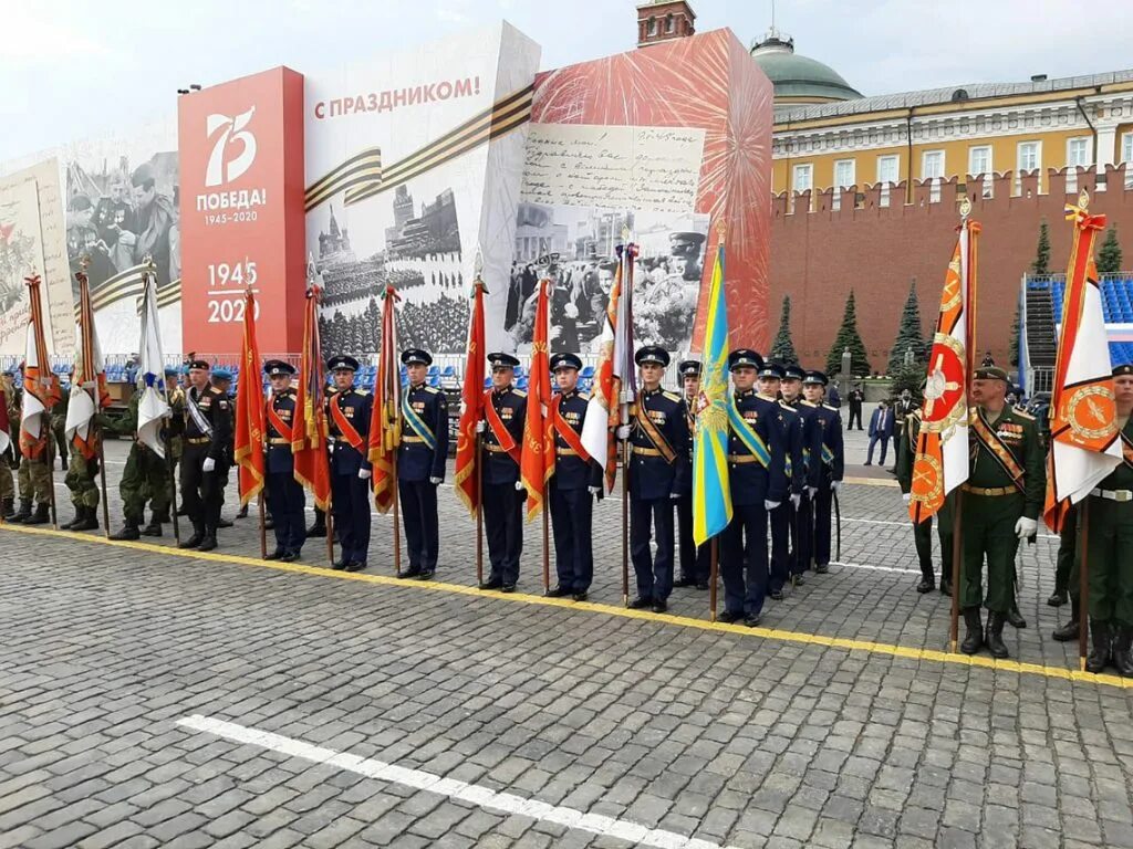 Перед знаменем
