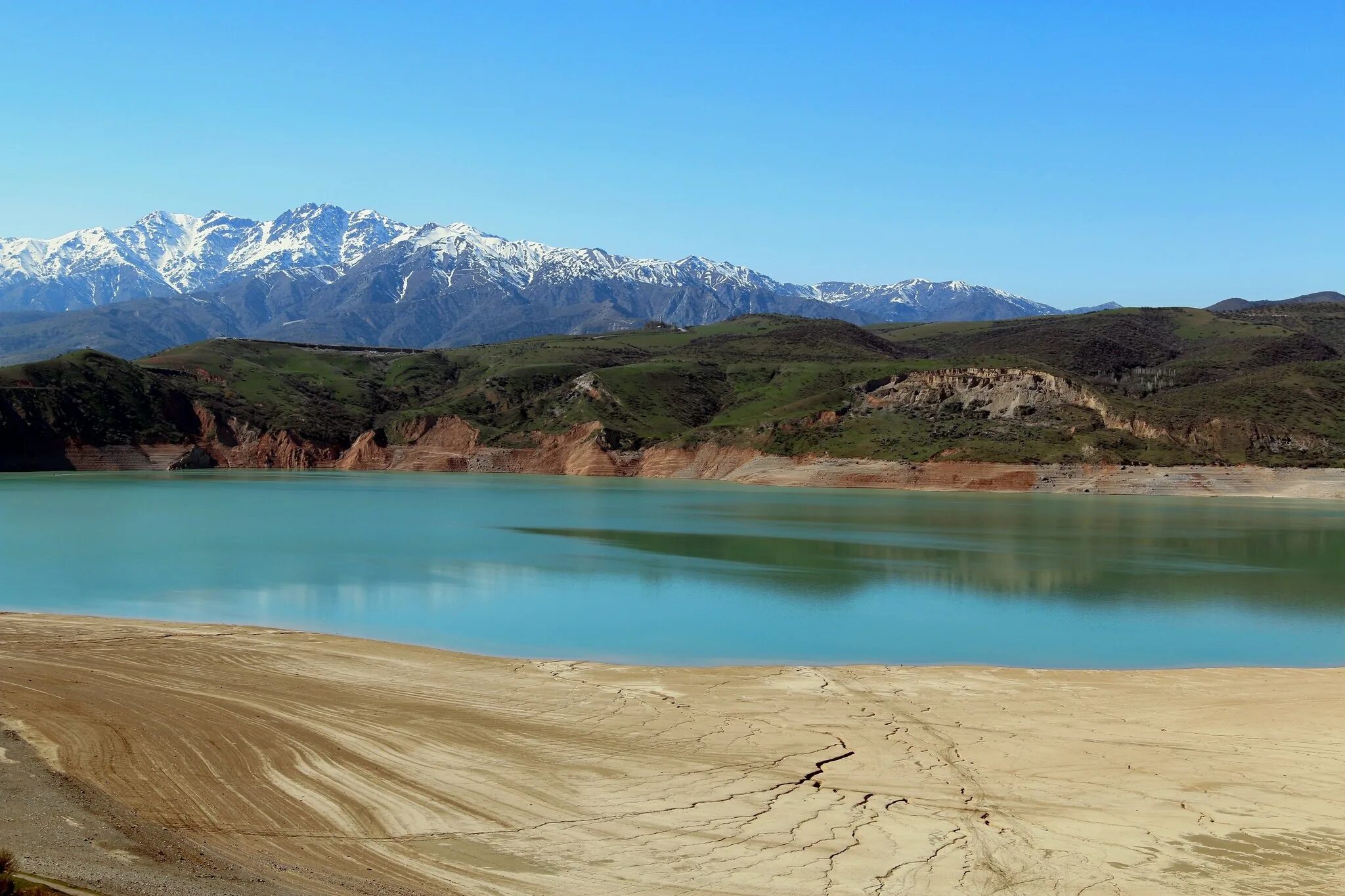Чарвак ташкент. Озеро Чарвак в Узбекистане. Водохранилище Чарвак в Узбекистане. Ташкент Чарвакское водохранилище. Чимган водохранилище Узбекистан.