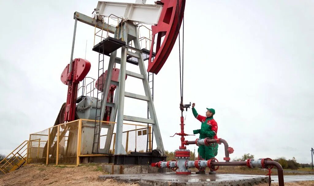 Месторождения нефти. Лукойл пермь нефтедобыча. Добыча нефти. Нефтегазовая отрасль. Нефтяная скважина.