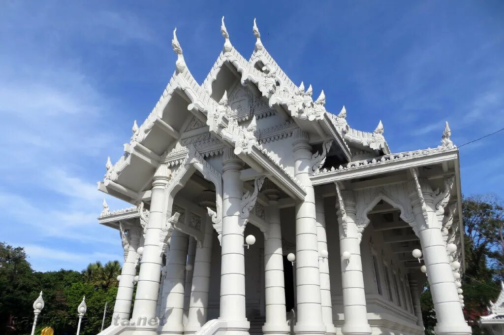 Храмы краби. Белый храм Краби. Таиланд Краби белый храм. Белый дворец Краби Таун. Буддийский храм в Краби Таун.