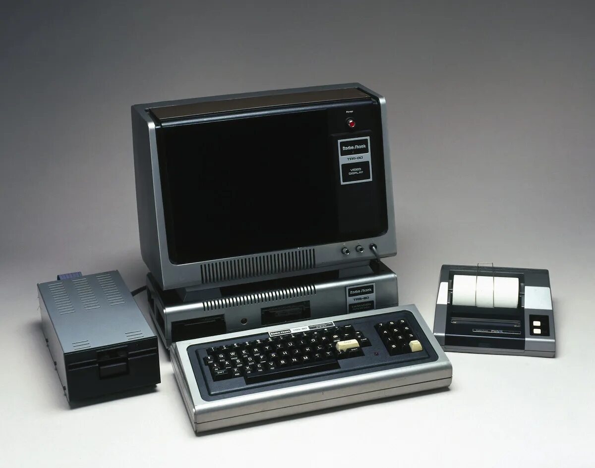 Первый микро. Персональный компьютер TRS-80. Компьютеры IBM 80-Х. Tandy TRS-80. Tandy Radio Shack TRS-80.