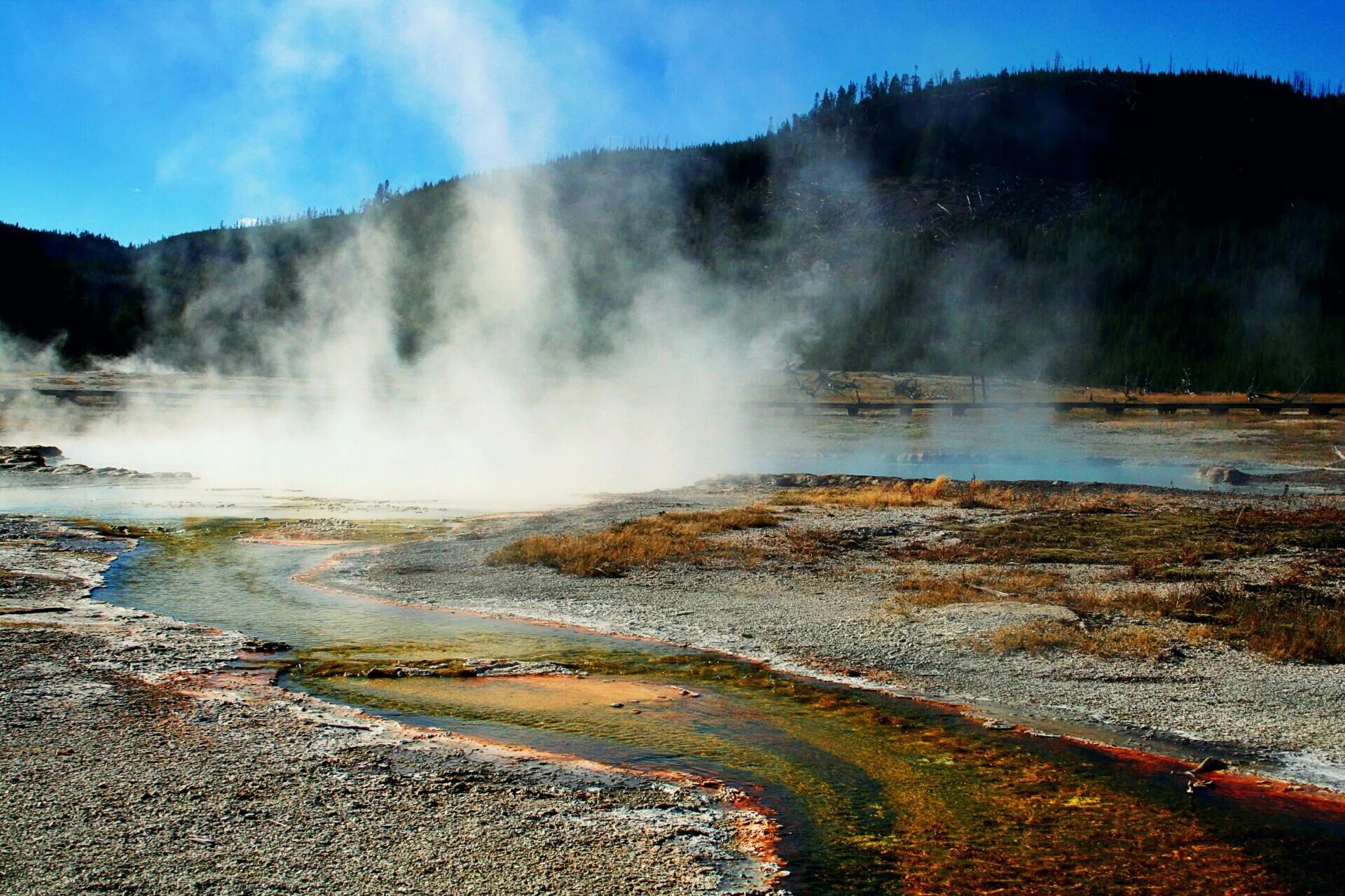 Geothermal energy. Геотермальная станция Йеллоустоун. Геотермальная Энергетика гейзеры. Геотермальная энергия на Гейзер. Роторуа (кальдера).